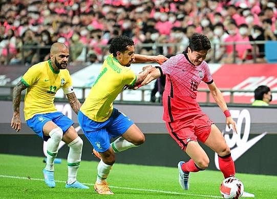 伟大2-0！韩国队创历史，孙兴慜任意球破门+笑了，4.2万球迷见证 - 1