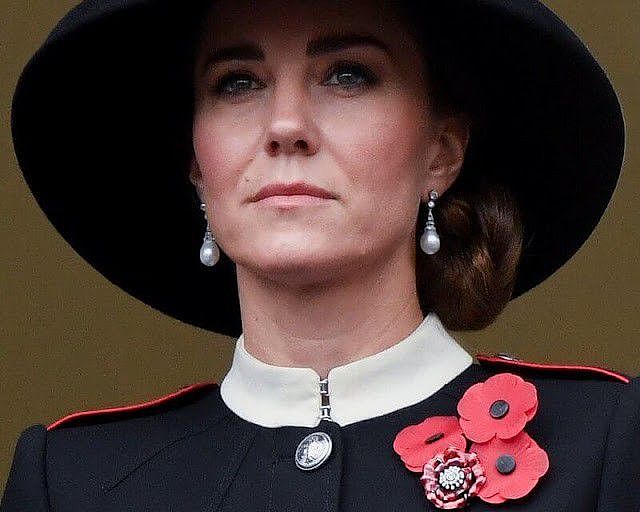 英国王室的三朵金花高贵优雅！卡米拉泪洒现场，穿黑衣与弟媳比美 - 12