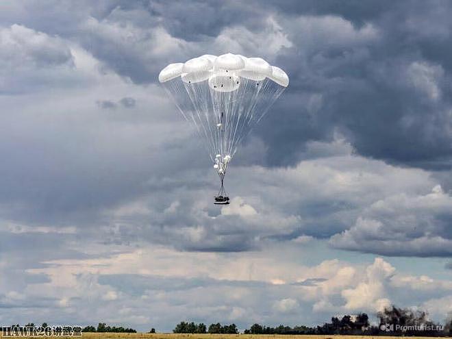 连拍：BMD-4M伞兵战车空投全过程 11个降落伞 每个面积350平方米 - 13