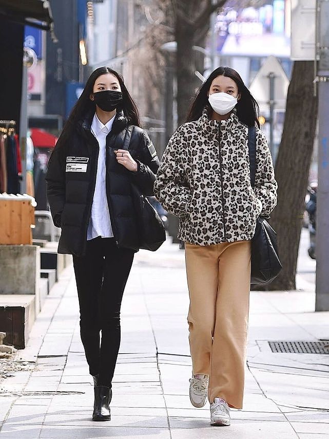 韩国街头学生穿搭又让我涨见识了！韩系与欧美风并存，奶酷带感 - 4