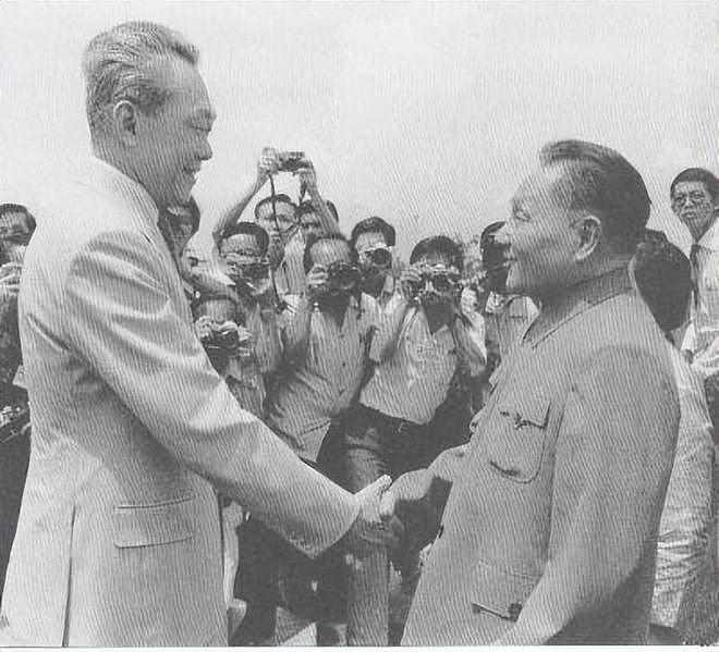 邓小平访问新加坡，会谈后沉默不语，李光耀：从没见过这样的领袖 - 5