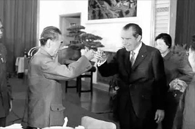 尼克松撂话：美国原子弹足以摧毁地球10次，周总理的回应让其语塞 - 9