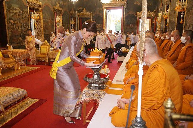 泰国王室的“三朵金花”齐亮相！苏提达穿银裙，大小公主风情万种 - 3