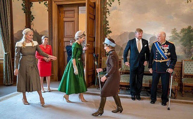 50岁荷兰王后闪耀挪威！为了斗艳硬穿晚礼服，穿一字肩绿裙好高贵 - 2