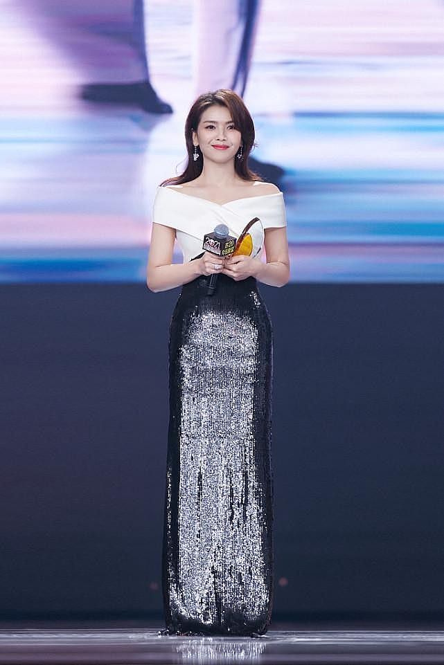 刘涛的“花瓶腰”太美了，穿黑白长裙藏不住优点，真让人移不开眼 - 1
