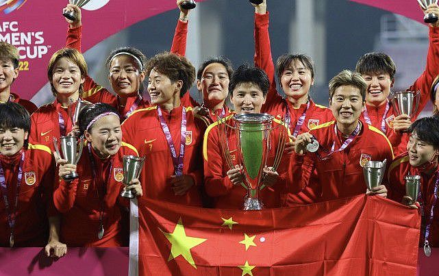 欢迎亚洲杯冠军回家！女足安全飞抵上海，曝首次与男足同酒店隔离 - 5