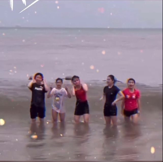 青春年少!全红婵惠东海滩训练仰望星空,背着网兜下海摸鱼捞螃蟹 - 6