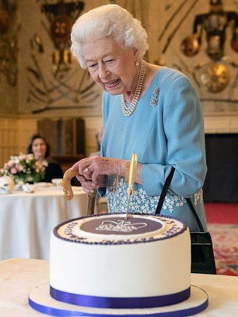英国女王闪耀亮相茶话会！光腿穿蓝裙超迷人，脸上的皱纹太真实了 - 5