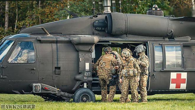 美国拉脱维亚秋季联合演习 把担架抬上救护直升机 还有这么多讲究 - 21