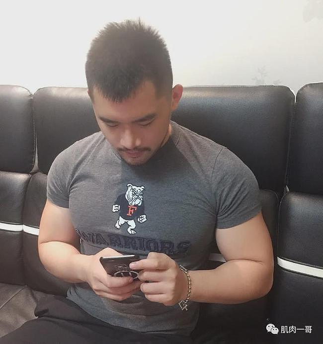 32岁上海肌肉壮男太撩了，这胸肌是真实存在的么？ - 11