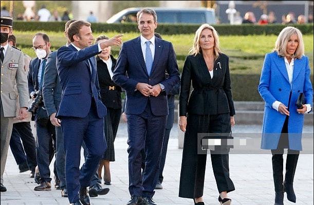布丽吉特接待希腊总理夫妇！蓝大衣吸睛，马克龙帮她整理领口真甜 - 9