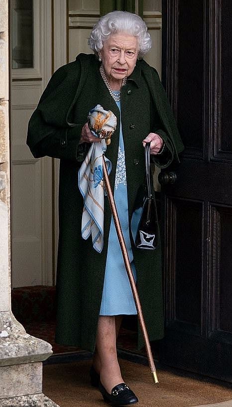 95岁英国女王庆祝登基70周年！穿斗篷大衣亮相，拄着拐杖消瘦好多 - 3