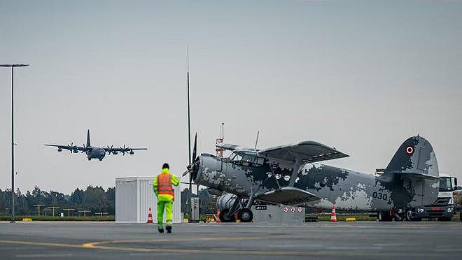 “海玛斯”现身拉脱维亚 C-130运输机进行战术空运 完成蛙跳作战 - 14