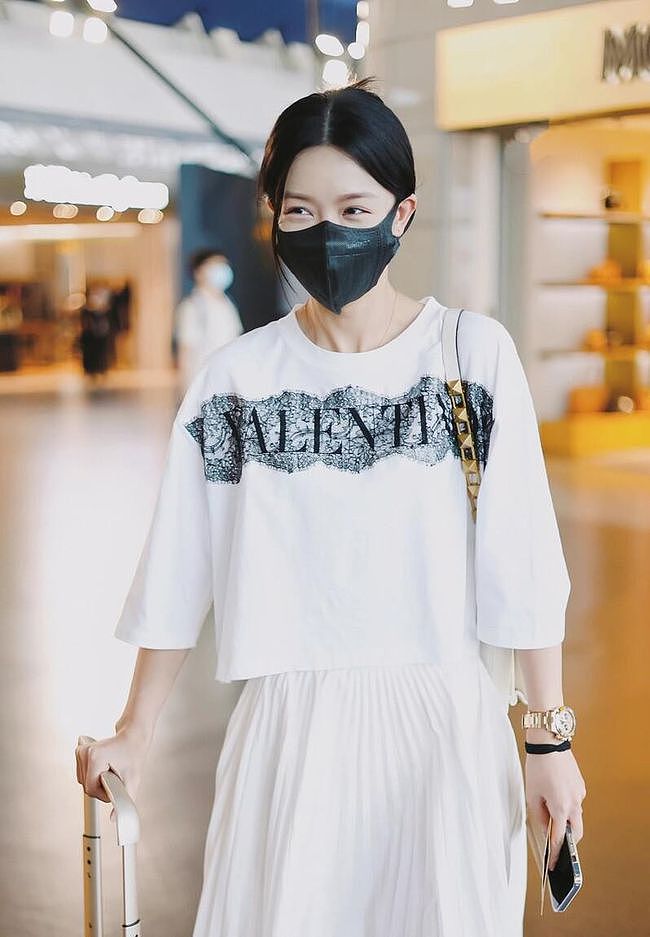 文咏珊没把自己当阔太，全白色搭配仍清纯，穿成现代版“王语嫣” - 3