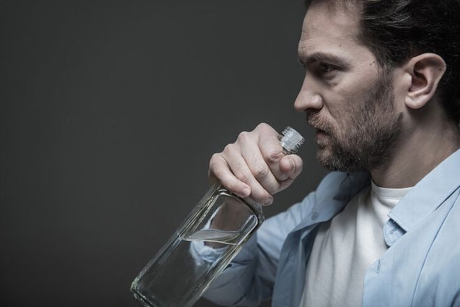 以为不喝大酒就不伤身了？3万多人研究显示，常喝小酒大脑会衰老 - 2