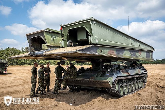 荷兰第112装甲工兵连实战演练 坦克架桥车开辟通道 工兵设置路障 - 2