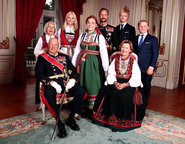 挪威王室的全家福曝光！17岁王储公主变美了，可惜没84岁奶奶会穿 - 8