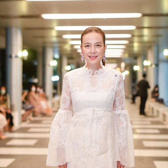 泰国55岁华裔富婆太仙了！穿白纱裙亮相皇家音乐会，比诗妮娜还嫩 - 7