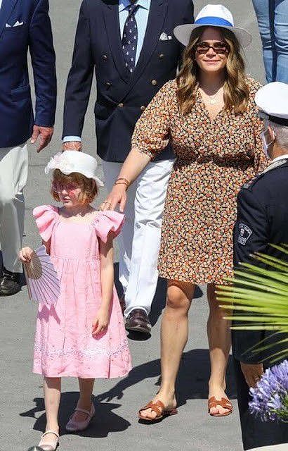 摩纳哥亲王的私生子亮相！29岁女儿穿低胸装，与7岁的龙凤胎同框 - 8