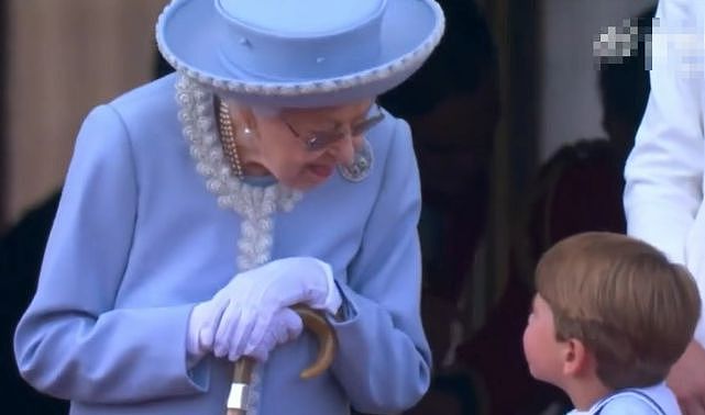 4岁路易王子真是社牛！穿威廉旧款水手服跟女王互动，成王室萌物 - 14