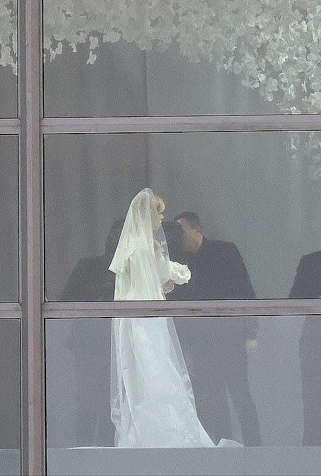 小贝长子盛大婚礼，新娘妮可拉穿白色婚纱亮相，小七穿白裙当花童 - 5