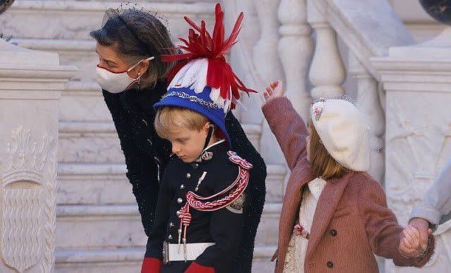 摩纳哥的7岁龙凤胎公主太可爱！头戴红帽子真显白，肉肉脸看着贼Q - 20