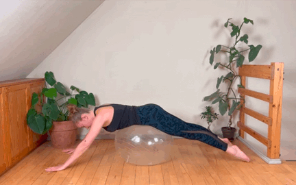 9个深度强化背肌的瑜伽球动作，背肌无力的一定要多练 - 6