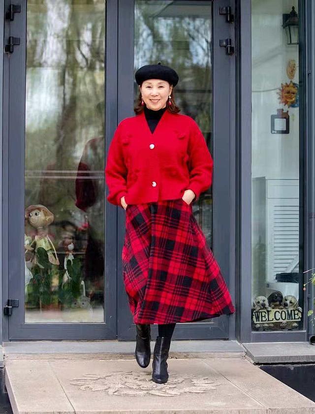 会穿的女人不会老！学65岁博主用“红色”穿出冬日时髦，高级减龄 - 5