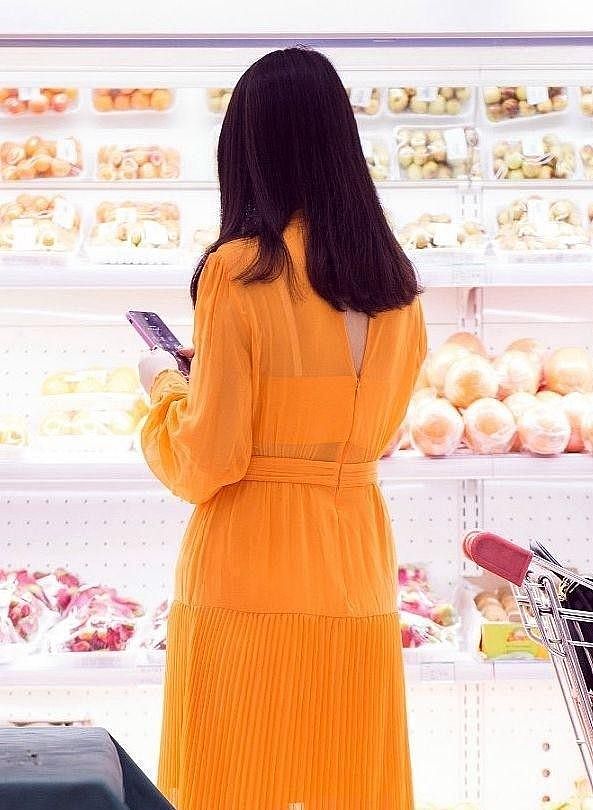 李湘不在意身材，穿橘色雪纺裙配高跟鞋，逛超市也穿得有品质 - 2