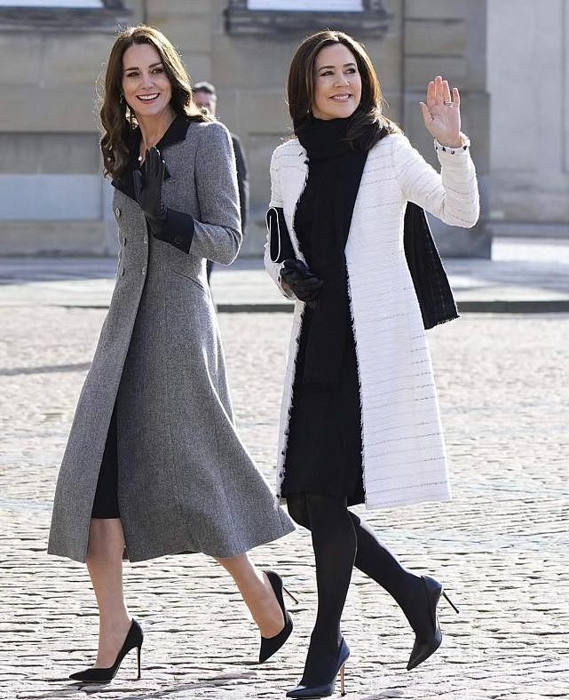 50岁丹麦王妃轻装上阵！黑白配尽显高贵，看不出比凯特王妃大10岁 - 17