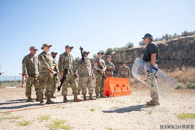 美军非致命武器训练 新型“胡椒瓶”发射器亮相 改用弹匣供弹方式 - 6