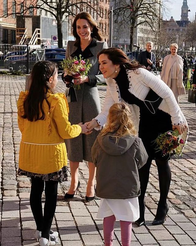 50岁丹麦王妃轻装上阵！黑白配尽显高贵，看不出比凯特王妃大10岁 - 3