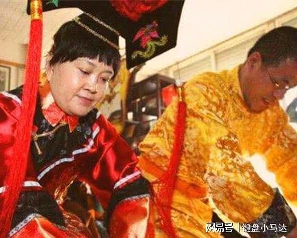大清已经亡了106年，乾隆七世孙每年穿龙袍祭祖，家中金灿灿 - 4