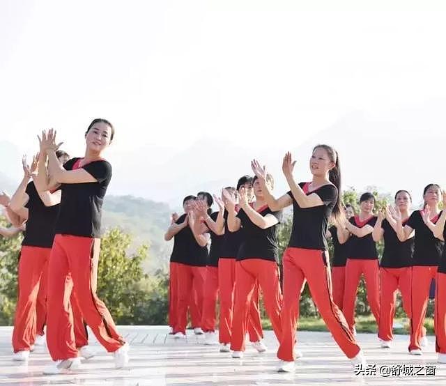 安徽舒城祝福祖国出新意：一群美女跑到山顶上跳舞 - 5