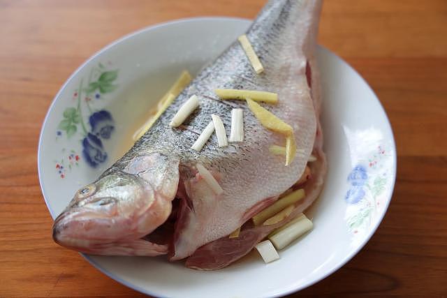 孩子最爱吃的清蒸鲈鱼，简单蒸一蒸，肉质鲜嫩，清淡不油腻 - 4