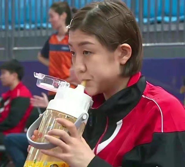 奥运冠军陈梦台下竟是萌妹！喝饮料像小松鼠，同款超大水杯火出圈 - 2