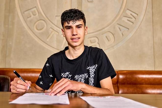 官方：范佩西15岁儿子沙奎尔与费耶诺德签约 - 1