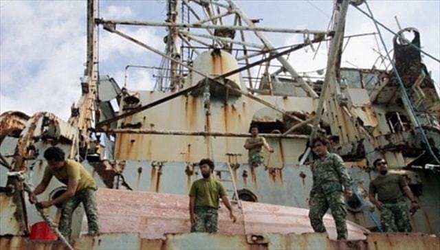 赖在仁爱礁22年的菲律宾海军：住着破船，靠发电机做饭，风吹日晒 - 5