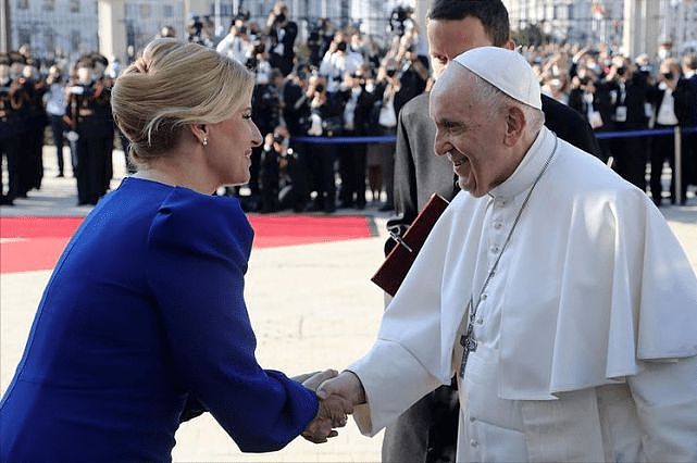 48岁斯洛伐克美女总统接待罗马教皇！泡泡袖蓝裙太惊艳，有富态感 - 3