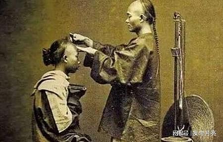 清朝皇帝怎么剃发，他不怕理发师背后捅刀吗？你看他们都是啥身份 - 3