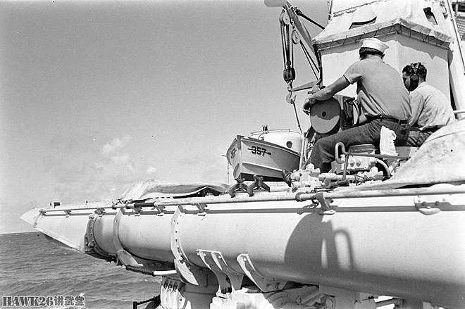二战美国海军驱逐舰上的四联装鱼雷发射管 水兵坐上面用肉眼瞄准 - 5