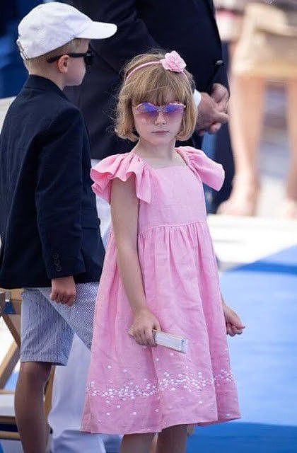 摩纳哥亲王的私生子亮相！29岁女儿穿低胸装，与7岁的龙凤胎同框 - 9