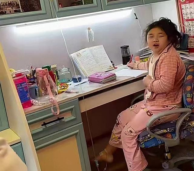 9岁童星得肾病综合征，深夜在家边打针边写作业，曾与吴孟达合作 - 1