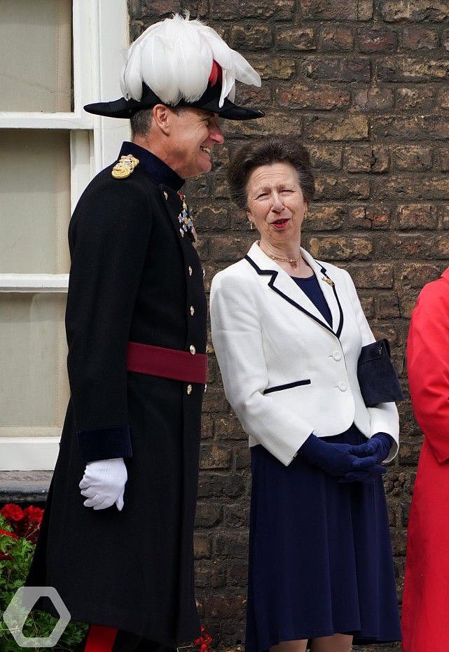 英国71岁安妮长公主重穿旧衣！中国红唇色显白显年轻，最多50岁 - 3
