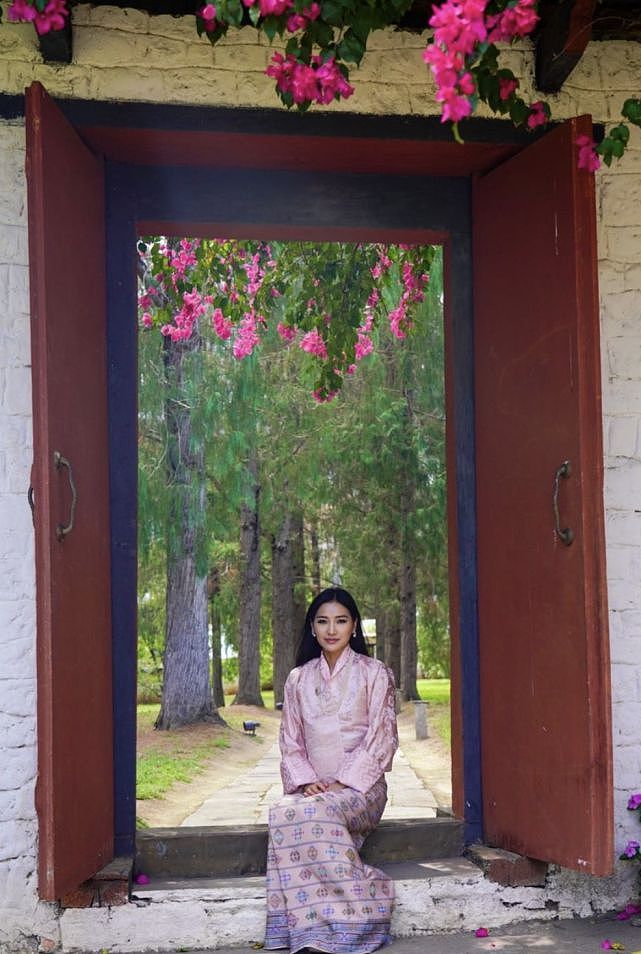不丹王后最新亮相庆祝32岁生日！穿粉裙嫩如18，可惜单人照显落寞 - 1