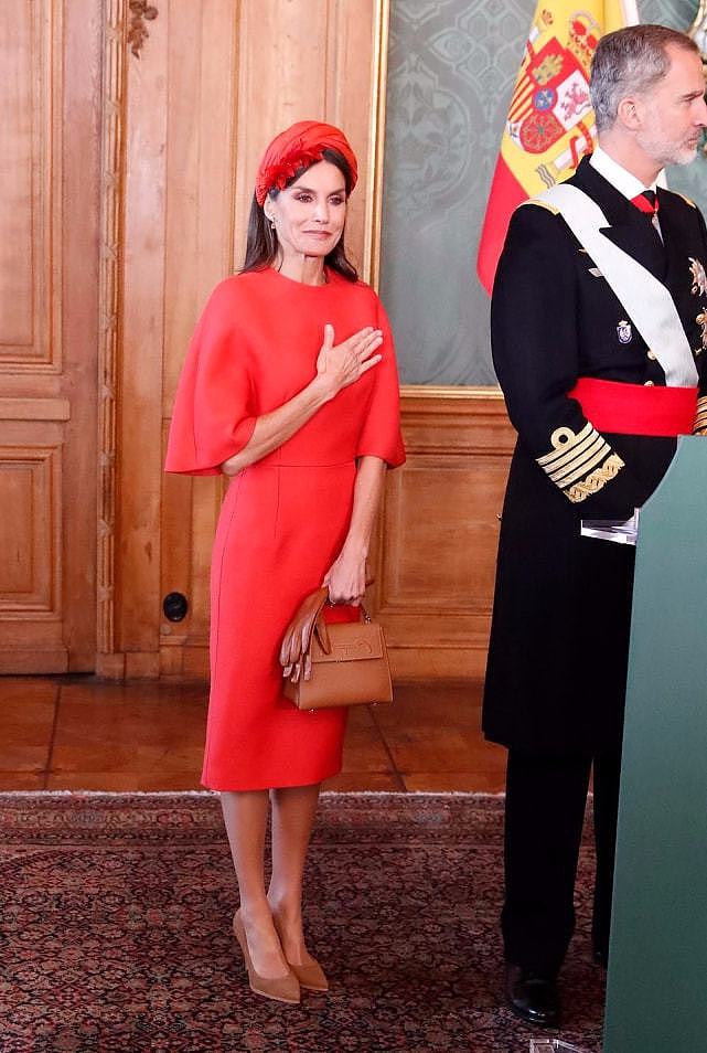 莱蒂齐亚王后在瑞典开启换装秀！红裙配斗篷好高贵，有皱纹也好美 - 11