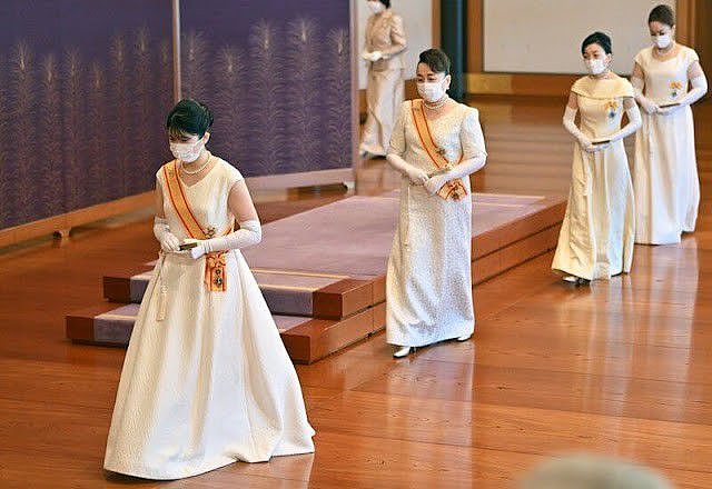 日本公主成年后参加皇室活动！无袖裙暴露粗胳膊，还是全家福养眼 - 2