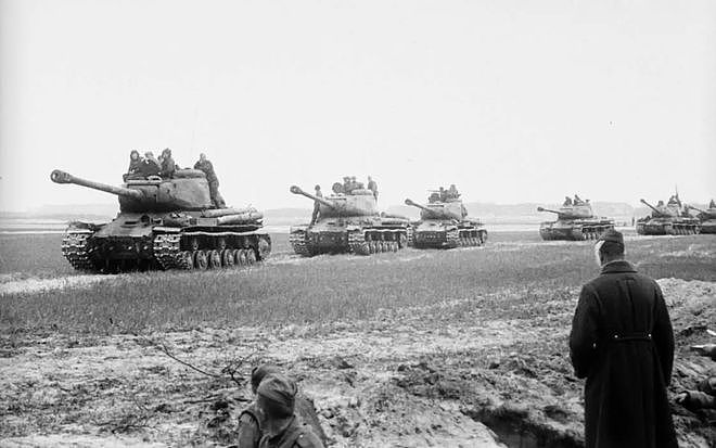 苏联81军演：核弹下发师级，万辆坦克一碾而过，北约代表当场愣住 - 11