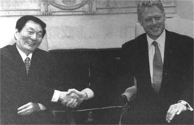 1999年中方访美，签协议时屡遭刁难，朱镕基怒言：要谈就来北京！ - 6