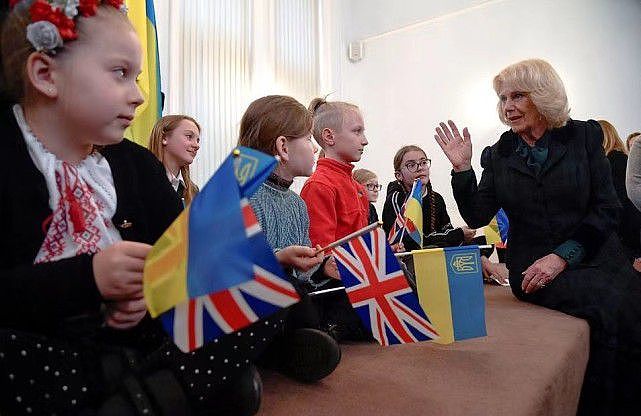 卡米拉安慰哭泣的乌克兰大使夫人！穿披肩气场全开，越发像王后了 - 7